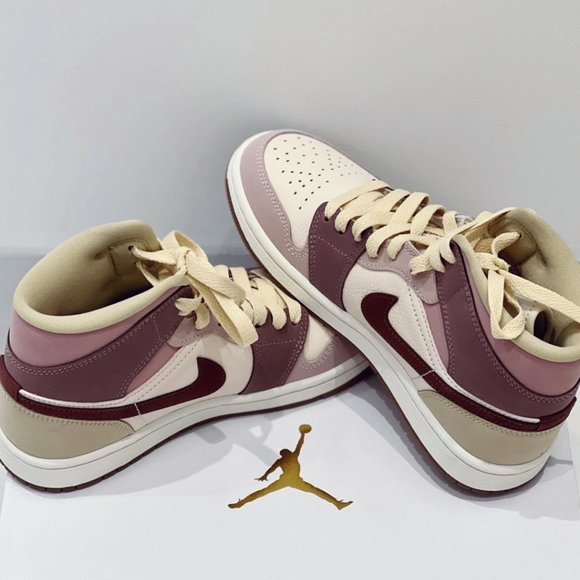 Nike  AJ1 mid main image 4